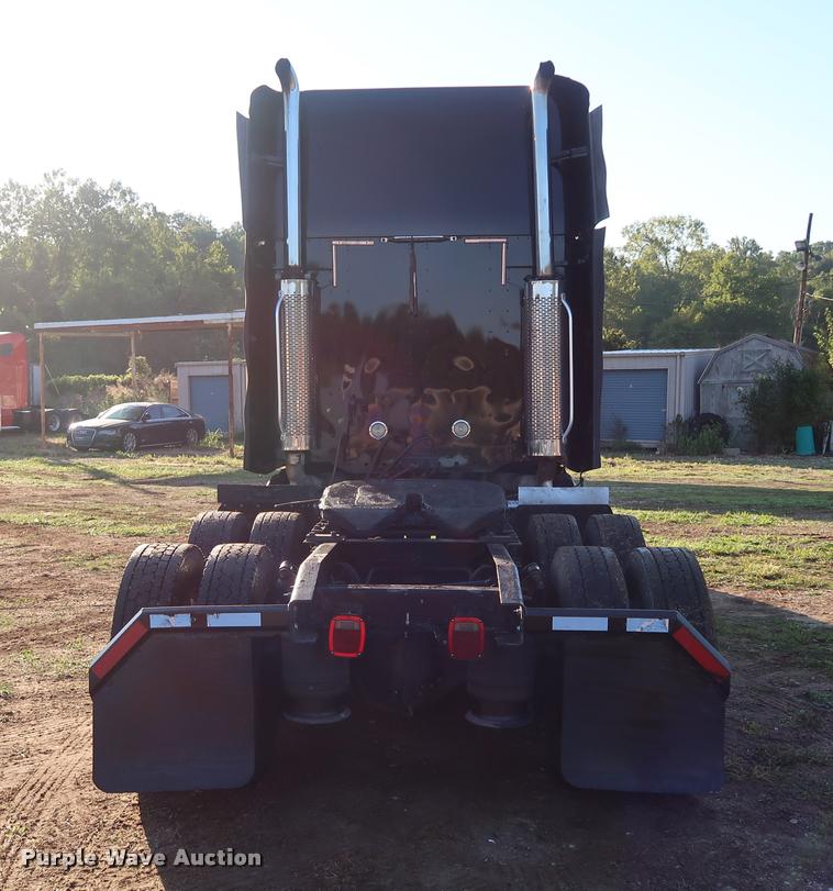 image for item DD1633 2000 Freightliner Century Class CL120 semi truck