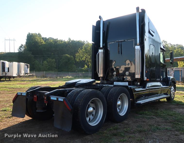 image for item DD1633 2000 Freightliner Century Class CL120 semi truck