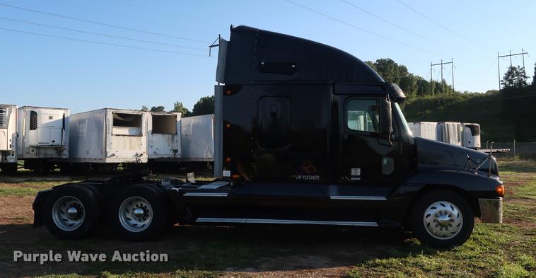 image for item DD1633 2000 Freightliner Century Class CL120 semi truck