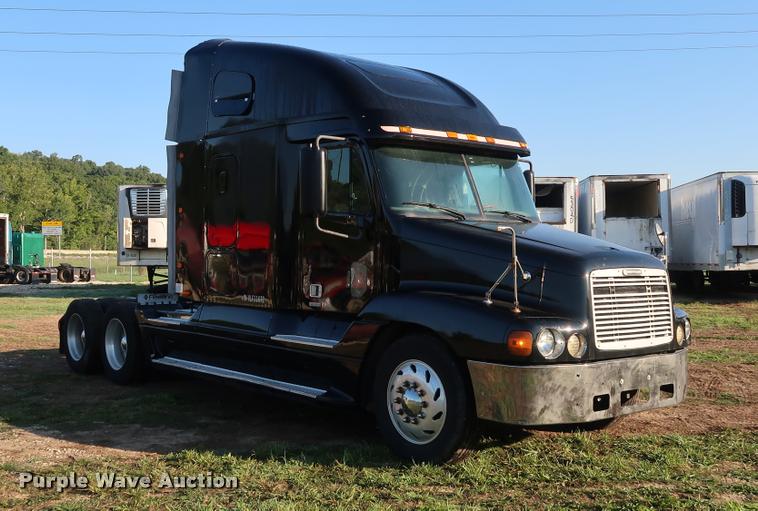 image for item DD1633 2000 Freightliner Century Class CL120 semi truck