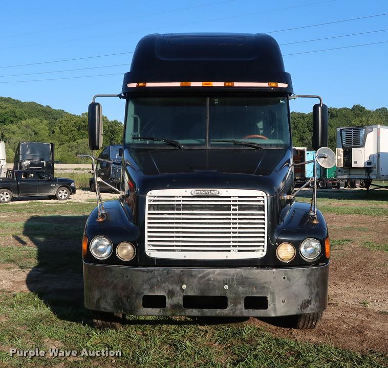 image for item DD1633 2000 Freightliner Century Class CL120 semi truck