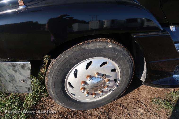 image for item DD1633 2000 Freightliner Century Class CL120 semi truck