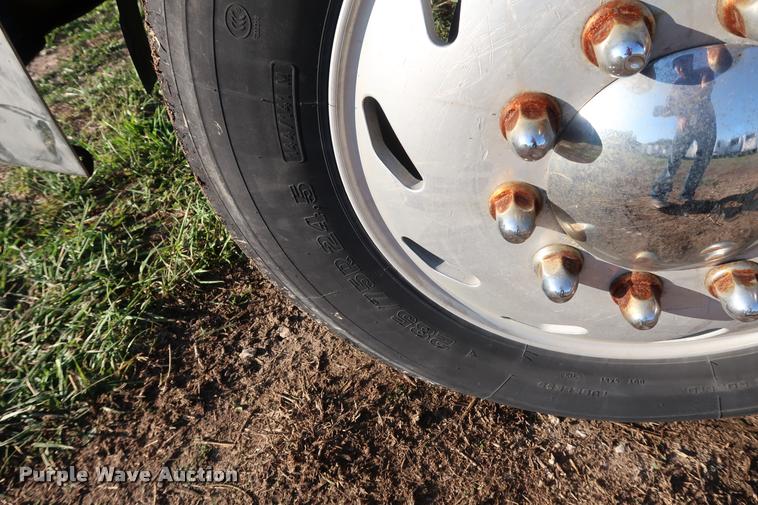 image for item DD1633 2000 Freightliner Century Class CL120 semi truck