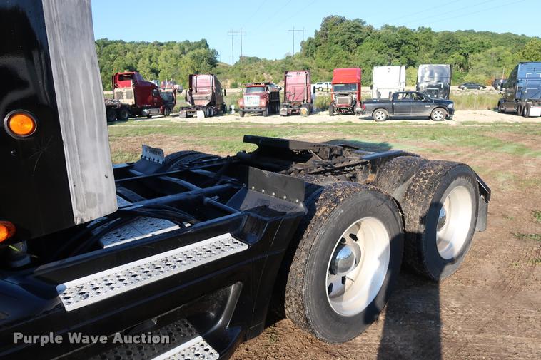 image for item DD1633 2000 Freightliner Century Class CL120 semi truck