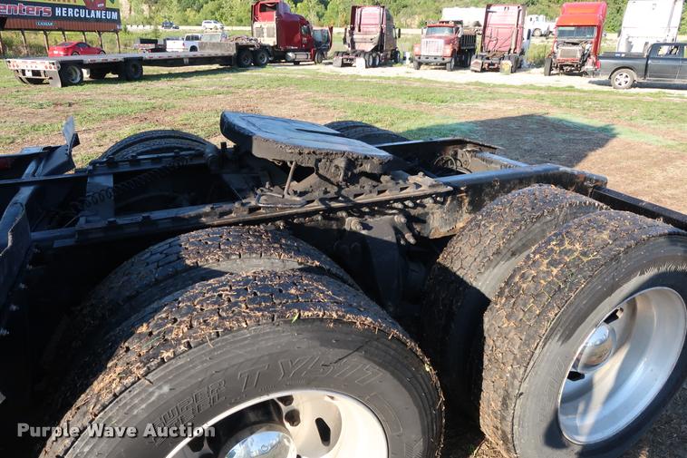 image for item DD1633 2000 Freightliner Century Class CL120 semi truck