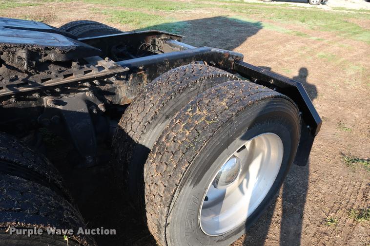 image for item DD1633 2000 Freightliner Century Class CL120 semi truck