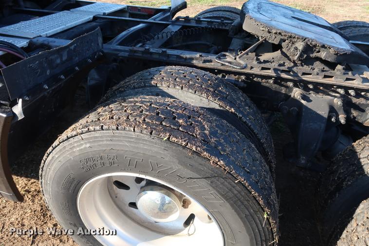 image for item DD1633 2000 Freightliner Century Class CL120 semi truck