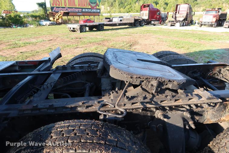 image for item DD1633 2000 Freightliner Century Class CL120 semi truck