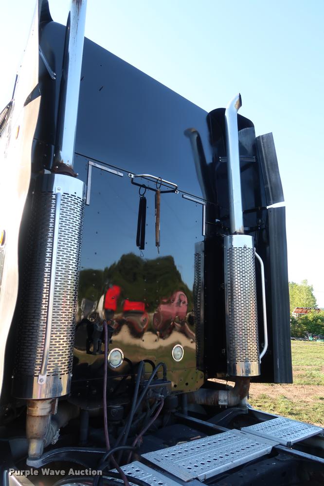 image for item DD1633 2000 Freightliner Century Class CL120 semi truck