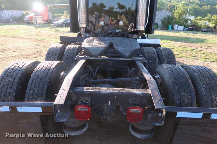 image for item DD1633 2000 Freightliner Century Class CL120 semi truck