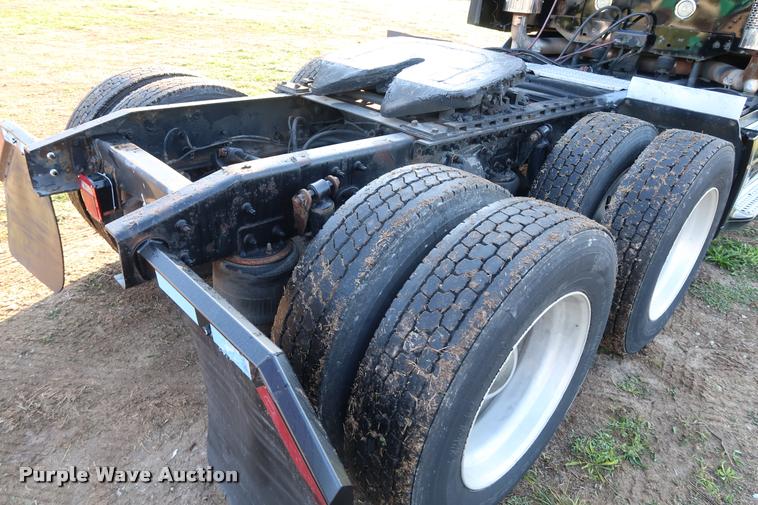 image for item DD1633 2000 Freightliner Century Class CL120 semi truck