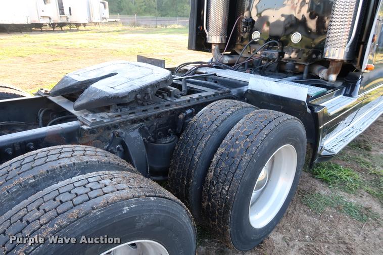 image for item DD1633 2000 Freightliner Century Class CL120 semi truck