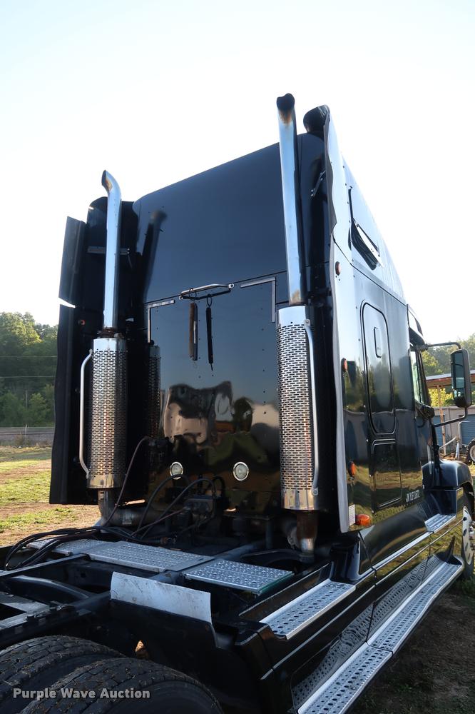 image for item DD1633 2000 Freightliner Century Class CL120 semi truck