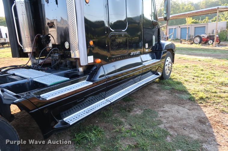 image for item DD1633 2000 Freightliner Century Class CL120 semi truck