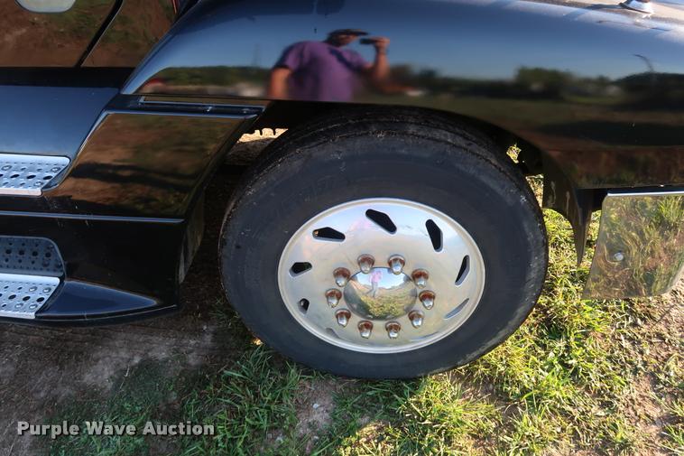 image for item DD1633 2000 Freightliner Century Class CL120 semi truck