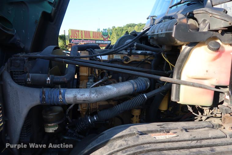 image for item DD1633 2000 Freightliner Century Class CL120 semi truck