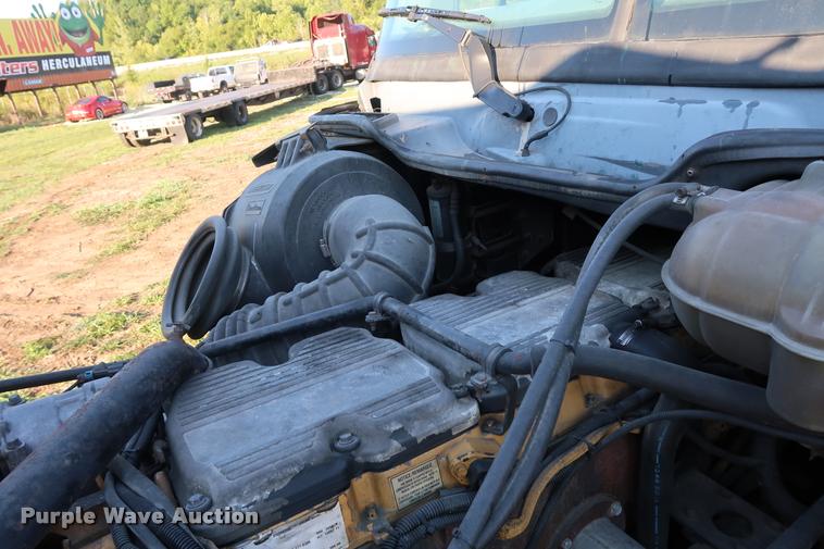 image for item DD1633 2000 Freightliner Century Class CL120 semi truck