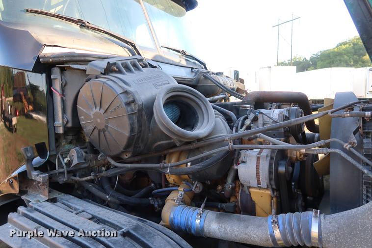 image for item DD1633 2000 Freightliner Century Class CL120 semi truck