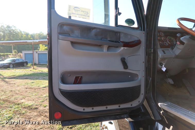 image for item DD1633 2000 Freightliner Century Class CL120 semi truck