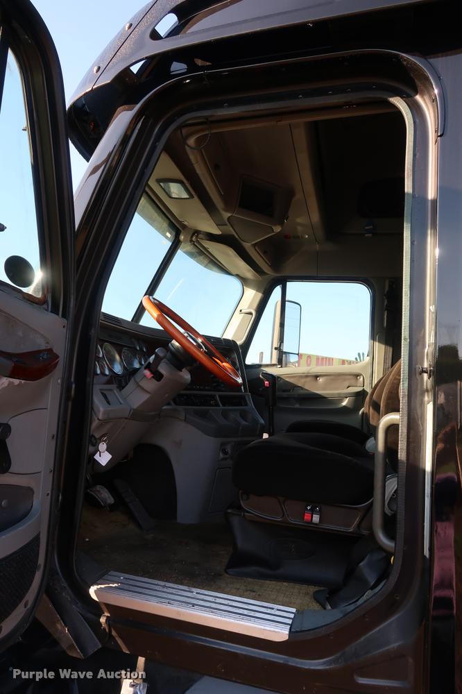 image for item DD1633 2000 Freightliner Century Class CL120 semi truck