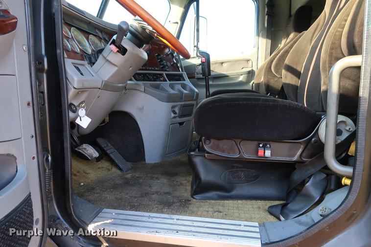 image for item DD1633 2000 Freightliner Century Class CL120 semi truck