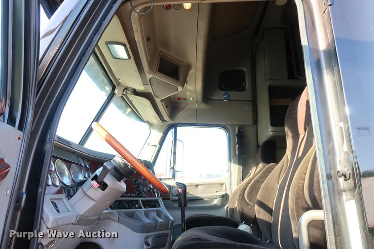 image for item DD1633 2000 Freightliner Century Class CL120 semi truck