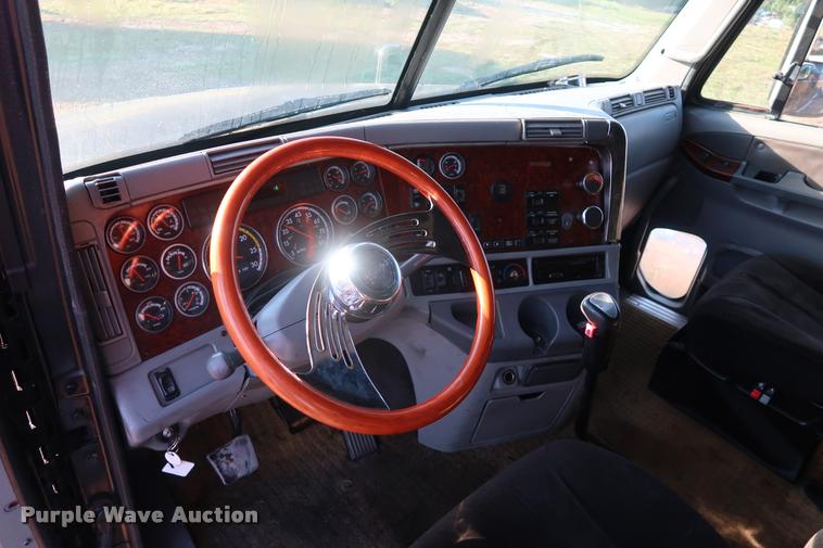 image for item DD1633 2000 Freightliner Century Class CL120 semi truck