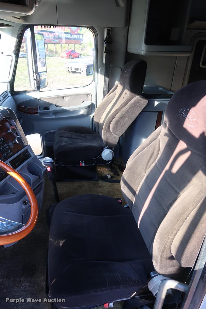 image for item DD1633 2000 Freightliner Century Class CL120 semi truck