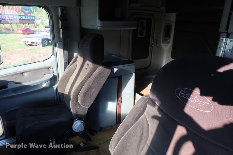 image for item DD1633 2000 Freightliner Century Class CL120 semi truck