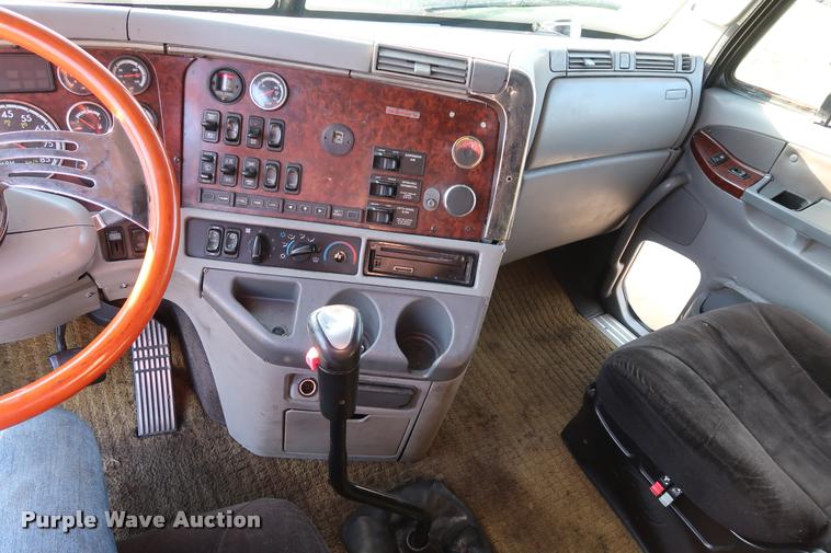 image for item DD1633 2000 Freightliner Century Class CL120 semi truck