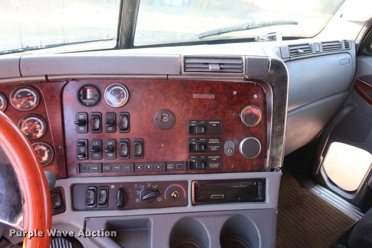 image for item DD1633 2000 Freightliner Century Class CL120 semi truck