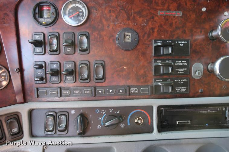 image for item DD1633 2000 Freightliner Century Class CL120 semi truck