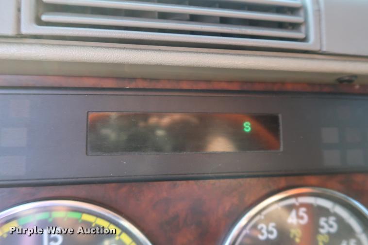 image for item DD1633 2000 Freightliner Century Class CL120 semi truck