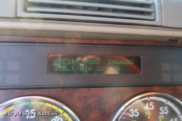 image for item DD1633 2000 Freightliner Century Class CL120 semi truck