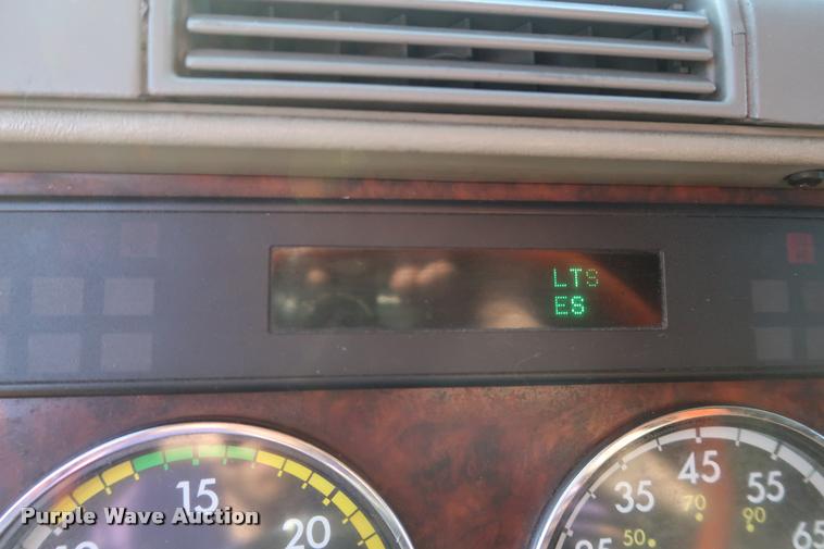 image for item DD1633 2000 Freightliner Century Class CL120 semi truck