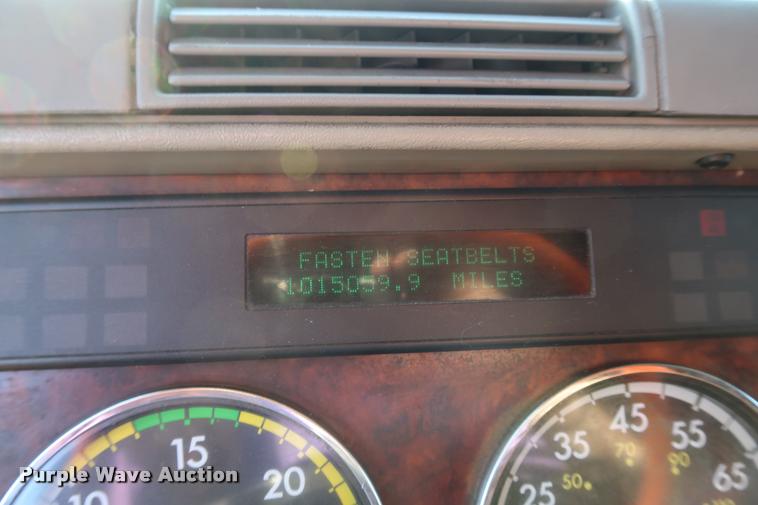 image for item DD1633 2000 Freightliner Century Class CL120 semi truck