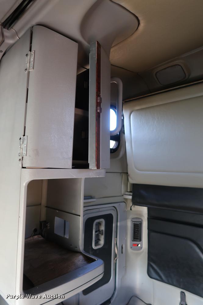 image for item DD1633 2000 Freightliner Century Class CL120 semi truck