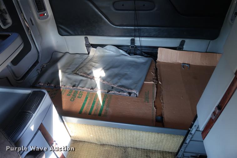 image for item DD1633 2000 Freightliner Century Class CL120 semi truck