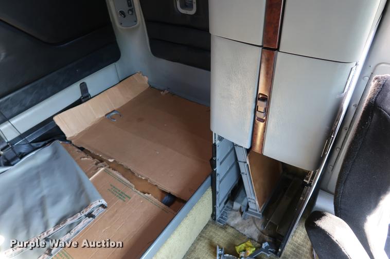 image for item DD1633 2000 Freightliner Century Class CL120 semi truck