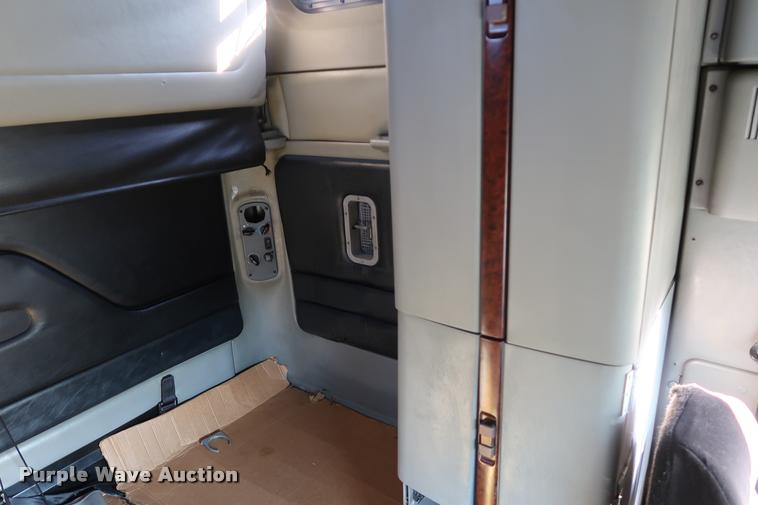 image for item DD1633 2000 Freightliner Century Class CL120 semi truck