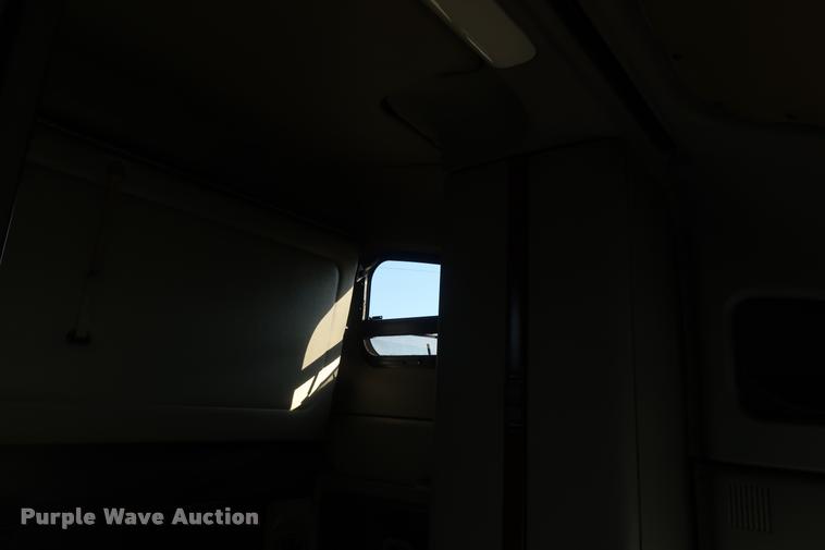 image for item DD1633 2000 Freightliner Century Class CL120 semi truck