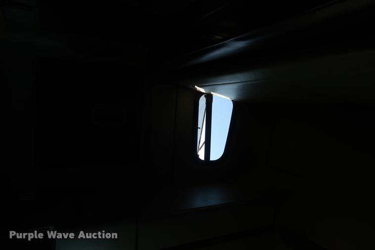 image for item DD1633 2000 Freightliner Century Class CL120 semi truck