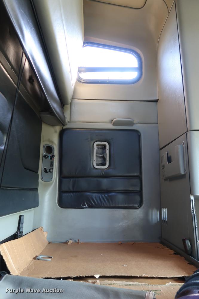 image for item DD1633 2000 Freightliner Century Class CL120 semi truck