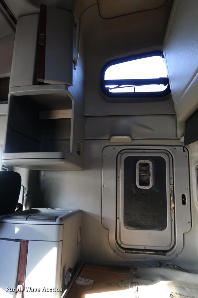 image for item DD1633 2000 Freightliner Century Class CL120 semi truck