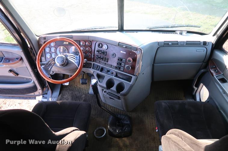 image for item DD1633 2000 Freightliner Century Class CL120 semi truck