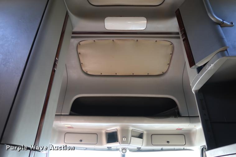 image for item DD1633 2000 Freightliner Century Class CL120 semi truck