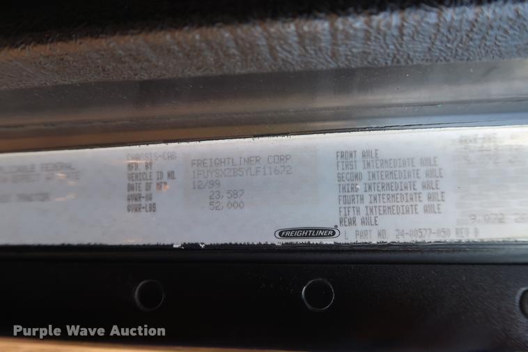 image for item DD1633 2000 Freightliner Century Class CL120 semi truck