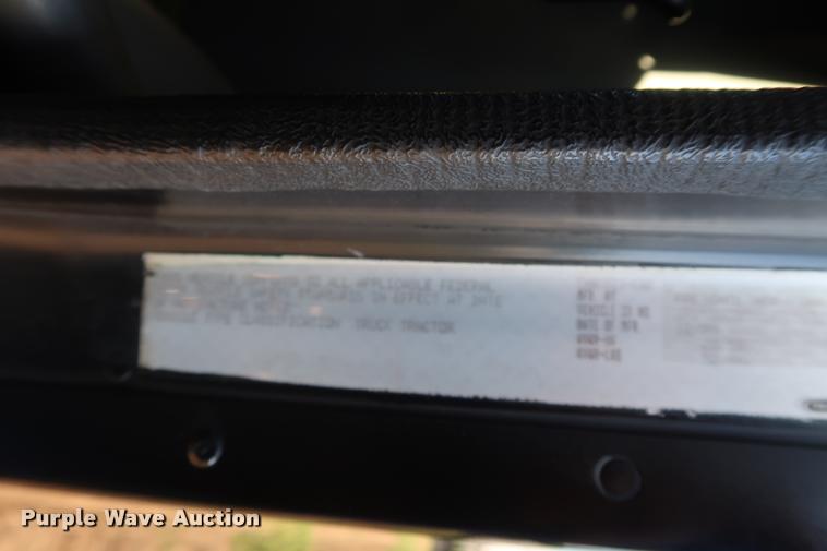 image for item DD1633 2000 Freightliner Century Class CL120 semi truck