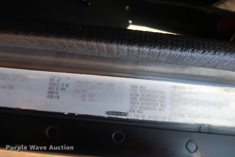 image for item DD1633 2000 Freightliner Century Class CL120 semi truck