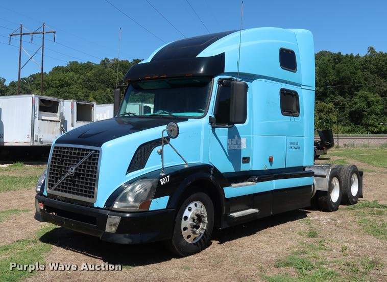 image for item DD1634 2007 Volvo VNL semi truck